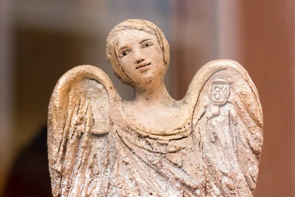 Ангел-статуя с крыльями — стоковое фото