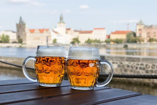 Dos tazas de cerveza —  Fotos de Stock