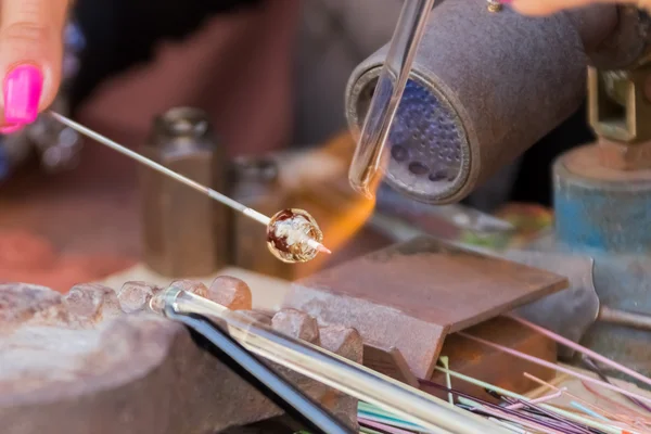 Firing glass bead — Stock Photo, Image