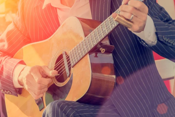 Musiker spielt Gitarre — Stockfoto