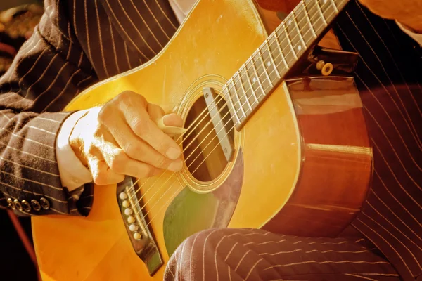 Musiker spielt Gitarre — Stockfoto