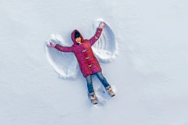 Fille montre ange de neige — Photo
