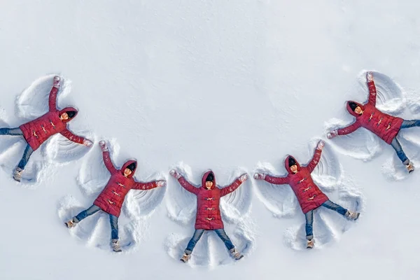 Chicas haciendo a Ángeles de nieve — Foto de Stock