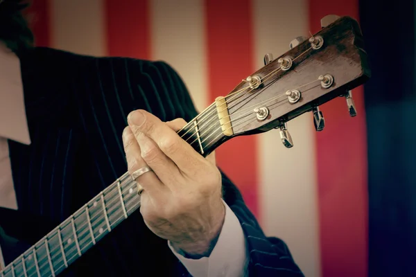 Musiker spielt Gitarre — Stockfoto