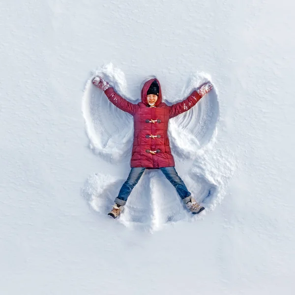 La ragazza mostra Angelo della neve — Foto Stock