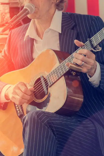 Ein Mann Spielt Eine Gitarre — Stockfoto