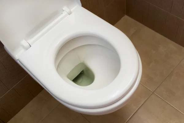 Asiento de inodoro blanco en el baño —  Fotos de Stock