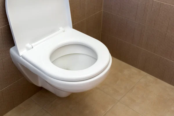 Белое сиденье в ванной комнате — стоковое фото