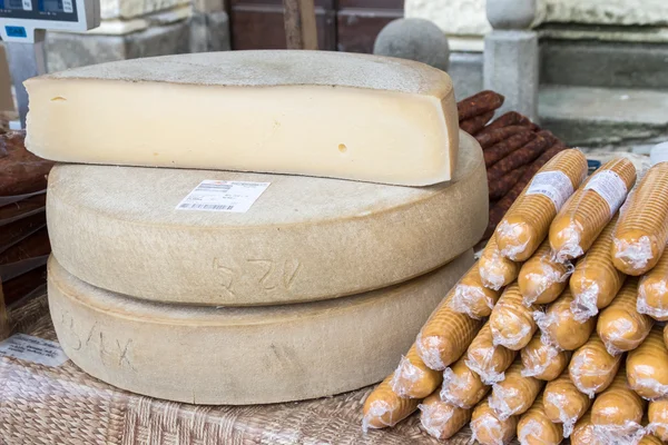 Queso grande en el mercado —  Fotos de Stock