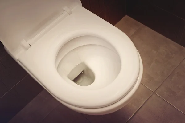 Siège de toilette blanc dans la salle de bain — Photo