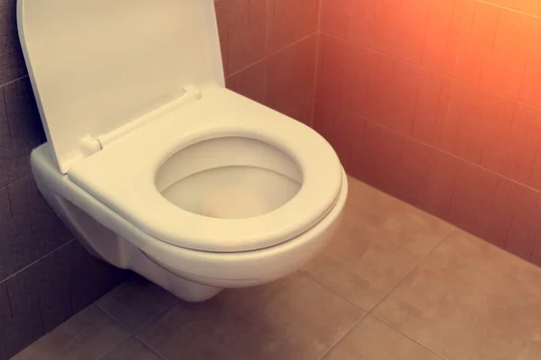 Белое сиденье в ванной комнате — стоковое фото