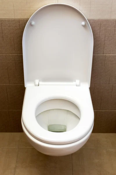 Asiento de inodoro blanco en el baño —  Fotos de Stock