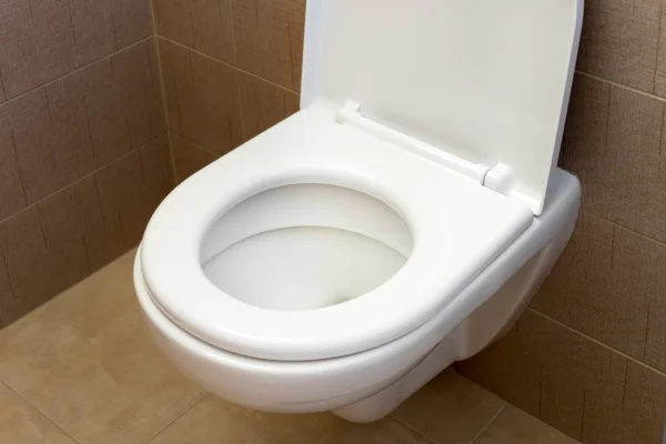 Asiento de inodoro blanco en el baño — Foto de Stock