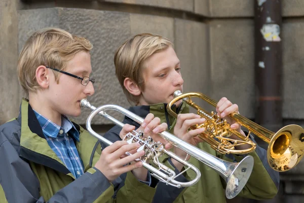 Dos Músicos Tocando Trompeta —  Fotos de Stock