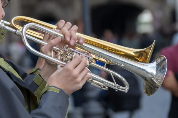 Dos tubos en manos de músicos —  Fotos de Stock