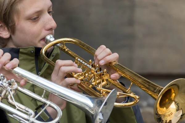 Dwie Rury Rękach Muzyków — Zdjęcie stockowe