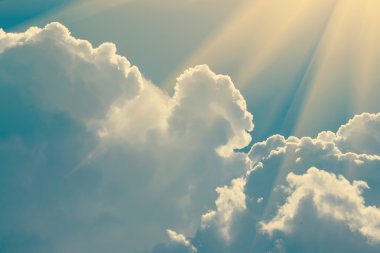 Gökyüzündeki kabarık bulutlar