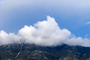 Dağ bulutlu gökyüzü karşı