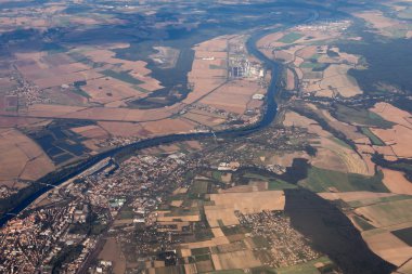 Çayırlar, ormanlar ile kara