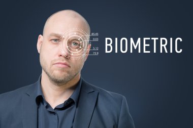 Gri takım elbiseli kel adam