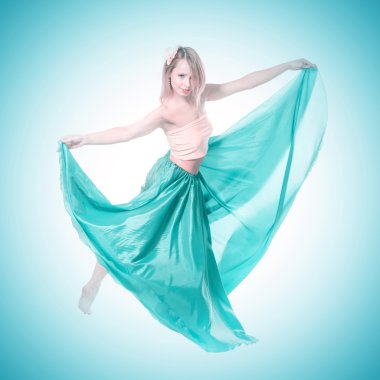 Genç sarışın kız dans 