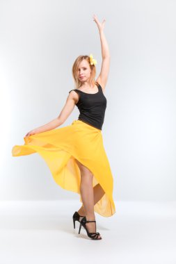 Genç sarışın kız dans 