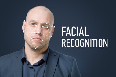 Gri takım elbiseli kel adam