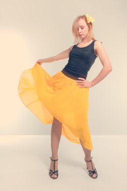 Genç sarışın kız dans 