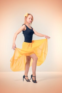 Genç sarışın kız dans 