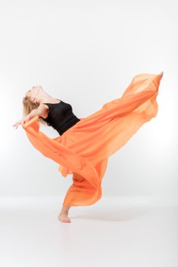 Genç sarışın kız dans 