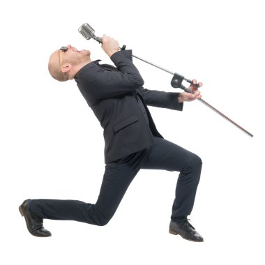 Tıraşsız kel adam mikrofon ile