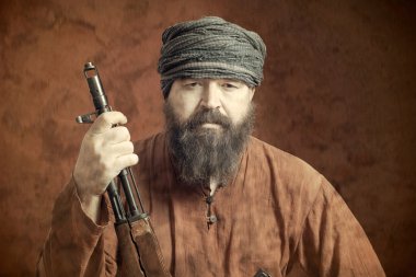 sakallı adam silahla 