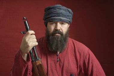 Kırmızı gömlekli sakallı adam 