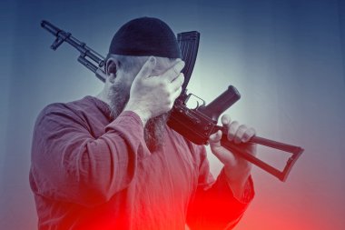 Sakallı adam silahla