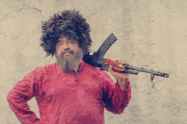 Sakallı adam silahla