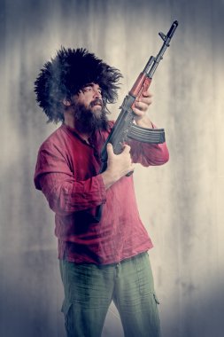 Kürk şapka içinde sakallı bir adam 