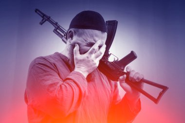 Sakallı adam silahla