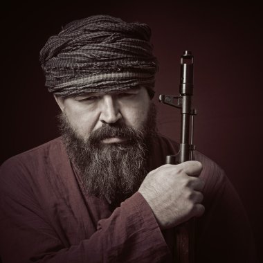 gömlekli sakallı adam 