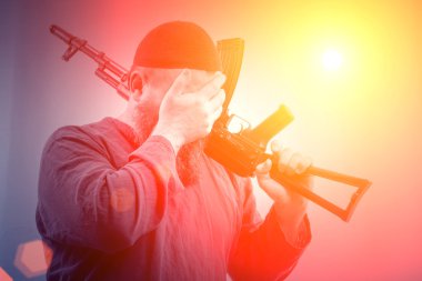 Sakallı adam silahla