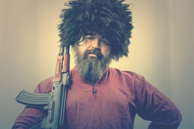 Sakallı adam silahla
