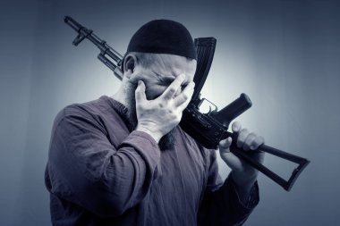 Sakallı adam silahla