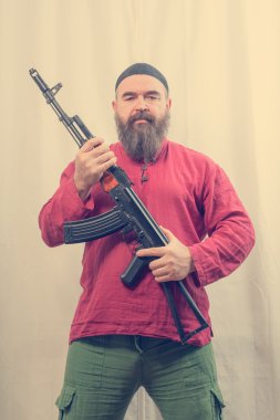 Sakallı adam silahla