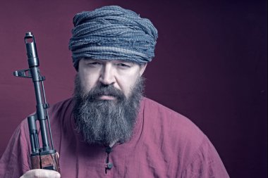 gömlekli sakallı adam 