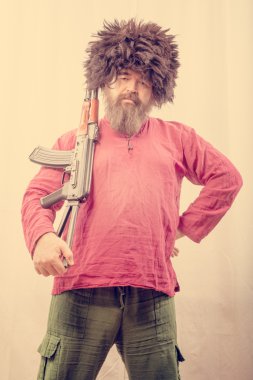 Sakallı adam silahla