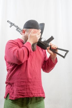 Sakallı adam silahla