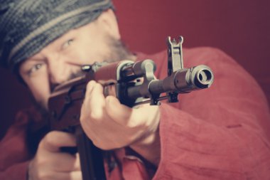 Agresif sakallı adam