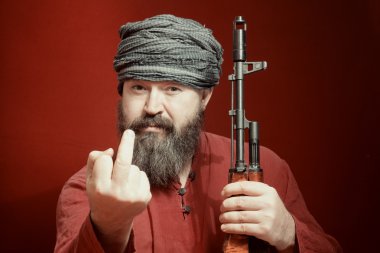 sakallı adam tüfekle 