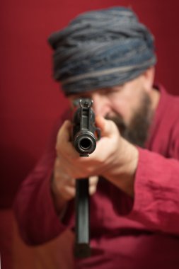 Sakallı adam silahla