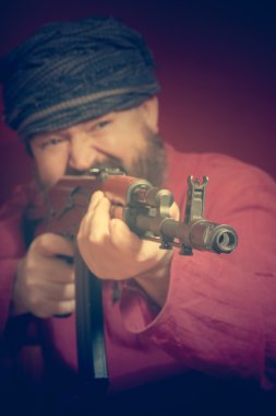 Agresif sakallı adam