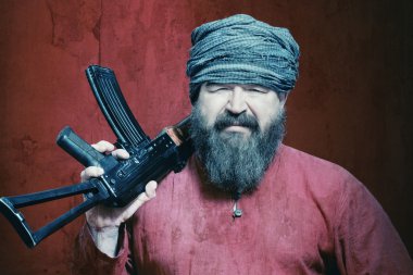 Sakallı adam silahla